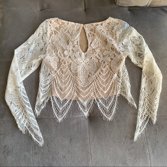 NWT✨ GUESS Saison Scalloped Lace Top - Picture 5 of 12